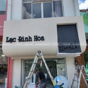 bảng hiệu cemboard phun gai