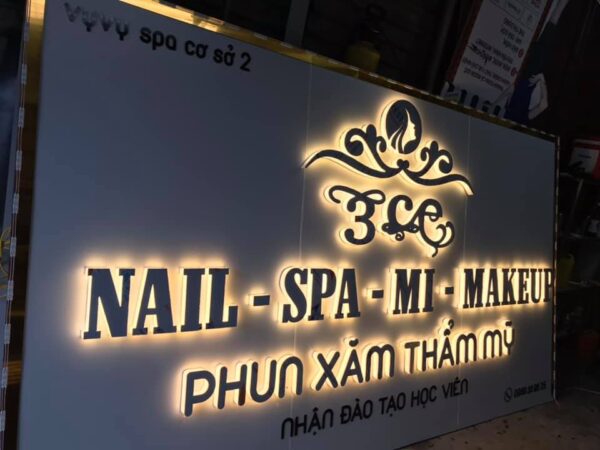 chữ alu hắt chân hở tường đèn vàng cho tiệm nail và spa