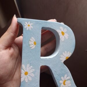 Chữ gỗ chữ gỗ vẽ tay hoạ tiết bông hoa nền xanh