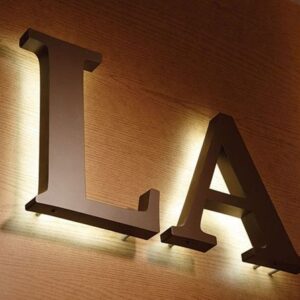 chữ inox sáng chân hở tường