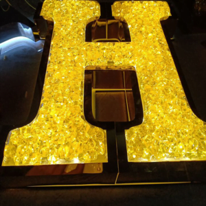 chữ hút nổi bề mặt đổ keo epoxy và đá acrylic vàng