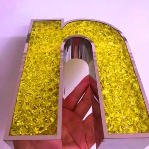 chữ nổi mặt đá acrylic chữ mặt đá acrylic màu vàng với viền inox trắng