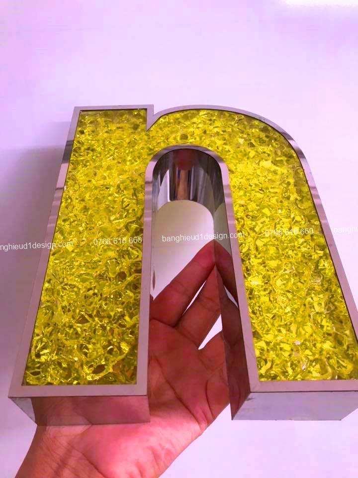 chữ mặt đá acrylic màu vàng với viền inox trắng chữ mặt đá acrylic màu vàng với viền inox trắng