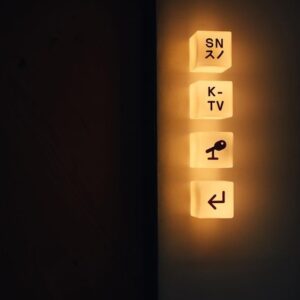 Hộp Đèn Mica Không Viền 4 Mặt hộp đèn không viền mica vuông đèn vàng