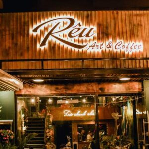 thi công bảng hiệu tấm ốp gỗ nhựa và chữ nổi hắt chân