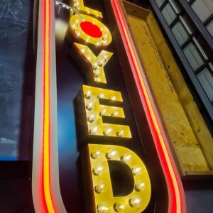 chữ nổi bóng tròn trên biển