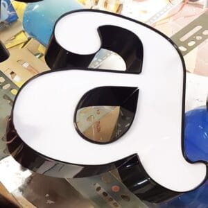 Chữ nổi chân nhôm mặt mica hông đen bóng