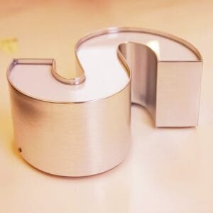 chữ chân nhôm mặt mica có gờ màu bạc gương