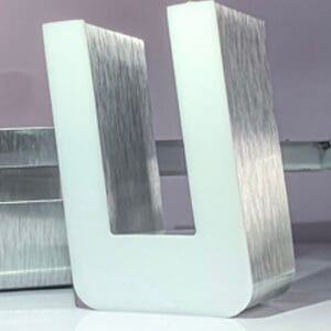 chữ mica chân nhôm mặt mica trắng sữa không gờ