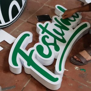 chữ nổi chân nhôm mặt mica dán decal