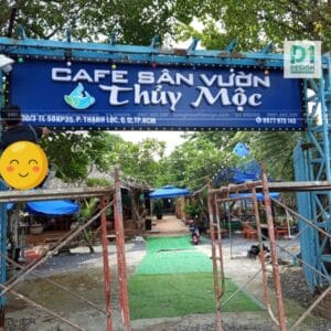 bảng hiệu alu quán cafe buổi sáng