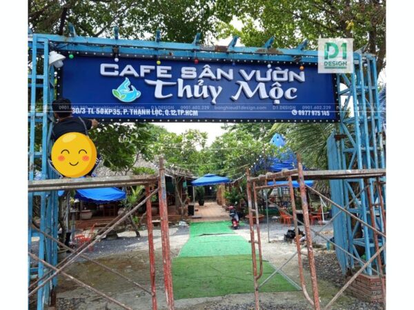 bảng hiệu alu quán cafe buổi sáng