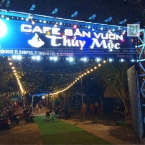 bảng hiệu alu quán cafe buổi tối