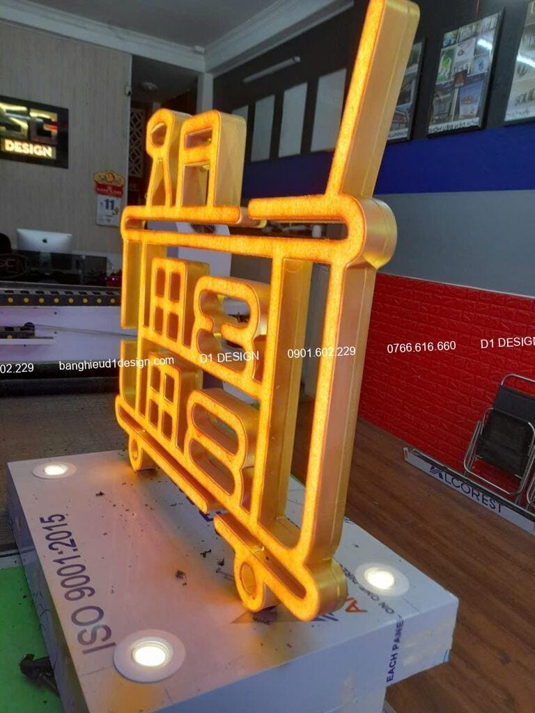 Chữ mica uốn khung nhôm xước
